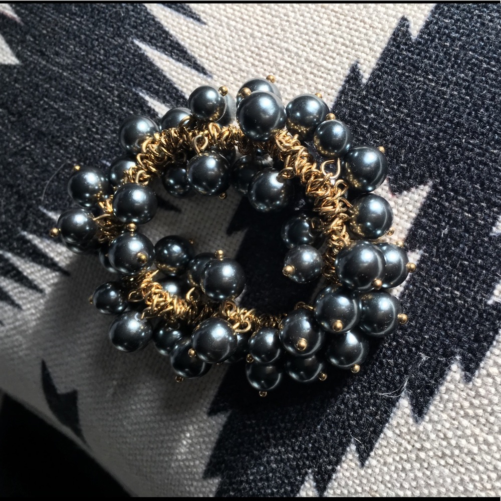 Banana Republic stretchy pearl bracelet